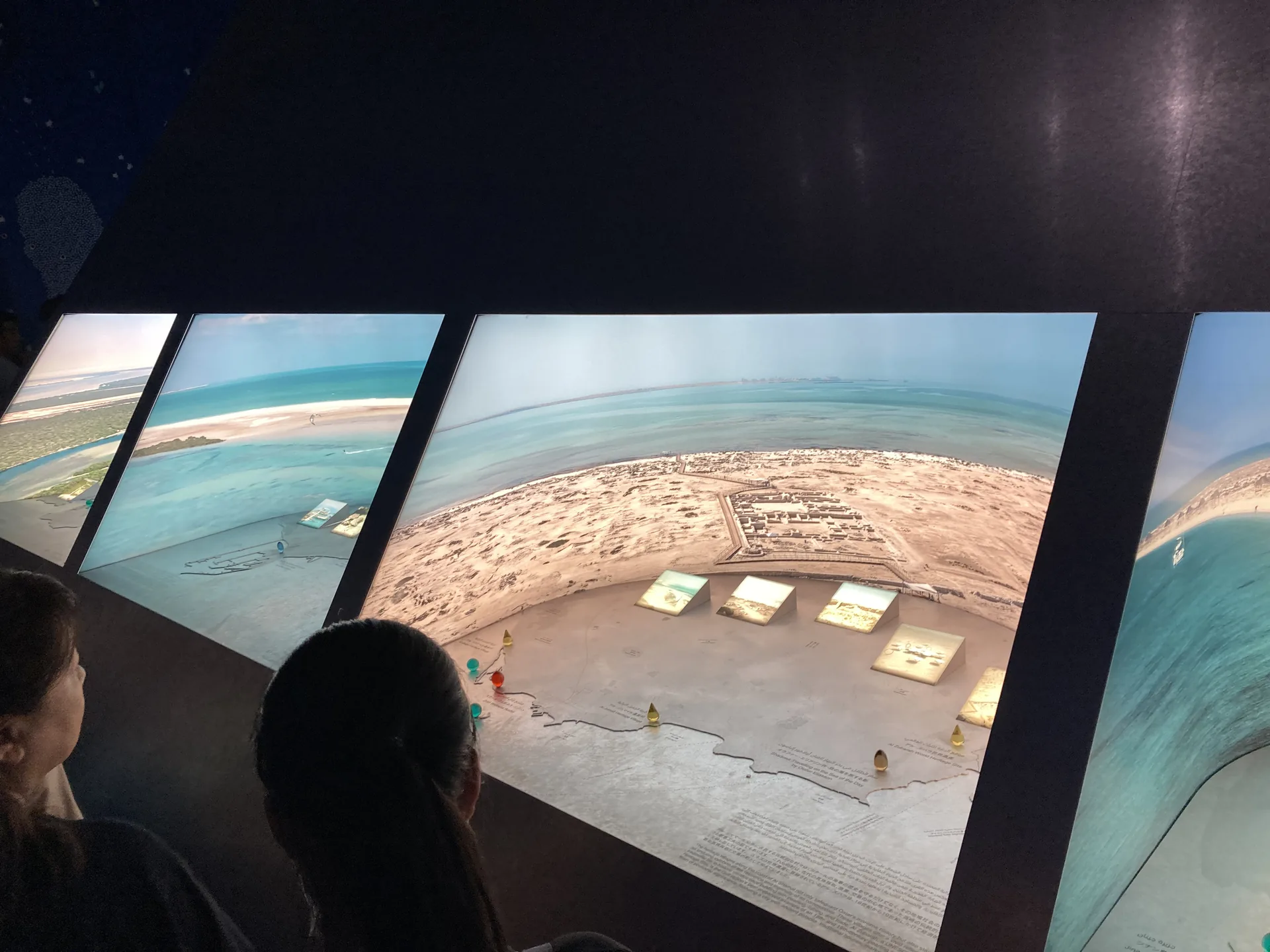 モーリタニアの砂漠と海岸線を3面で映し出す展示