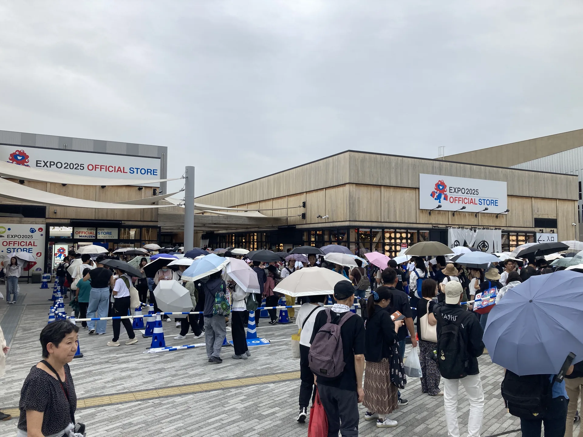 雨の中、公式ストアに並ぶ来場者の列