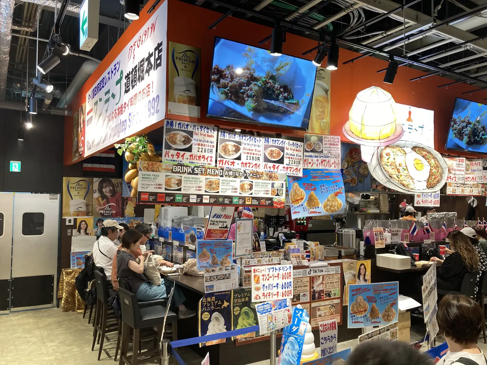 タイ料理ブースのカウンターと料理動画モニター