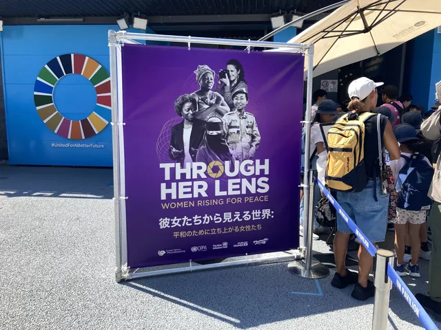国連 Through Her Lens 写真展サイン