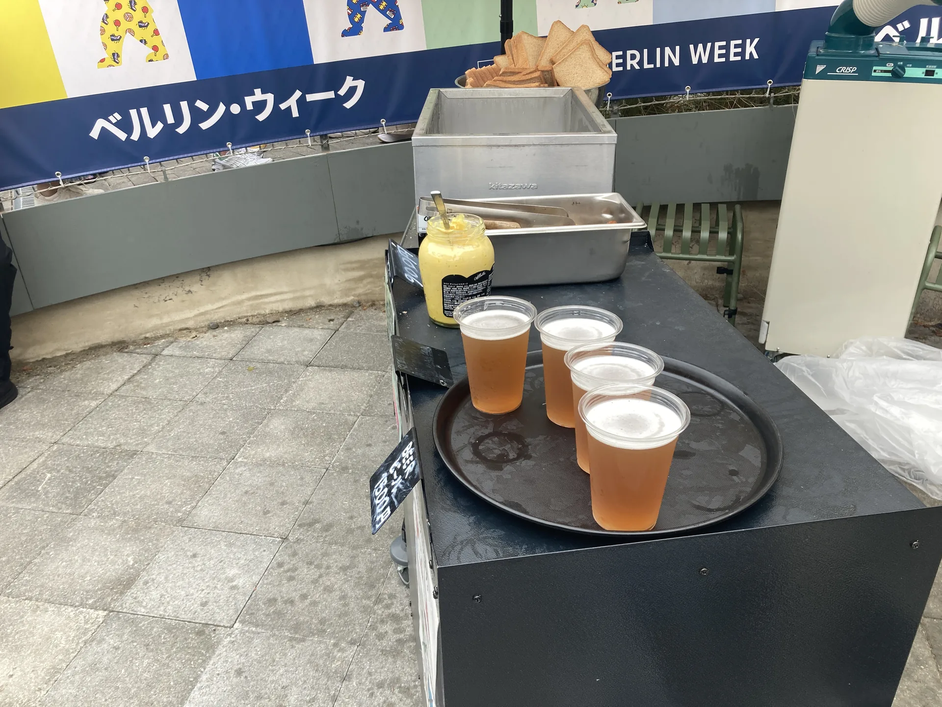 ドイツパビリオンで提供されていたビール、トレイに並ぶ紙コップ