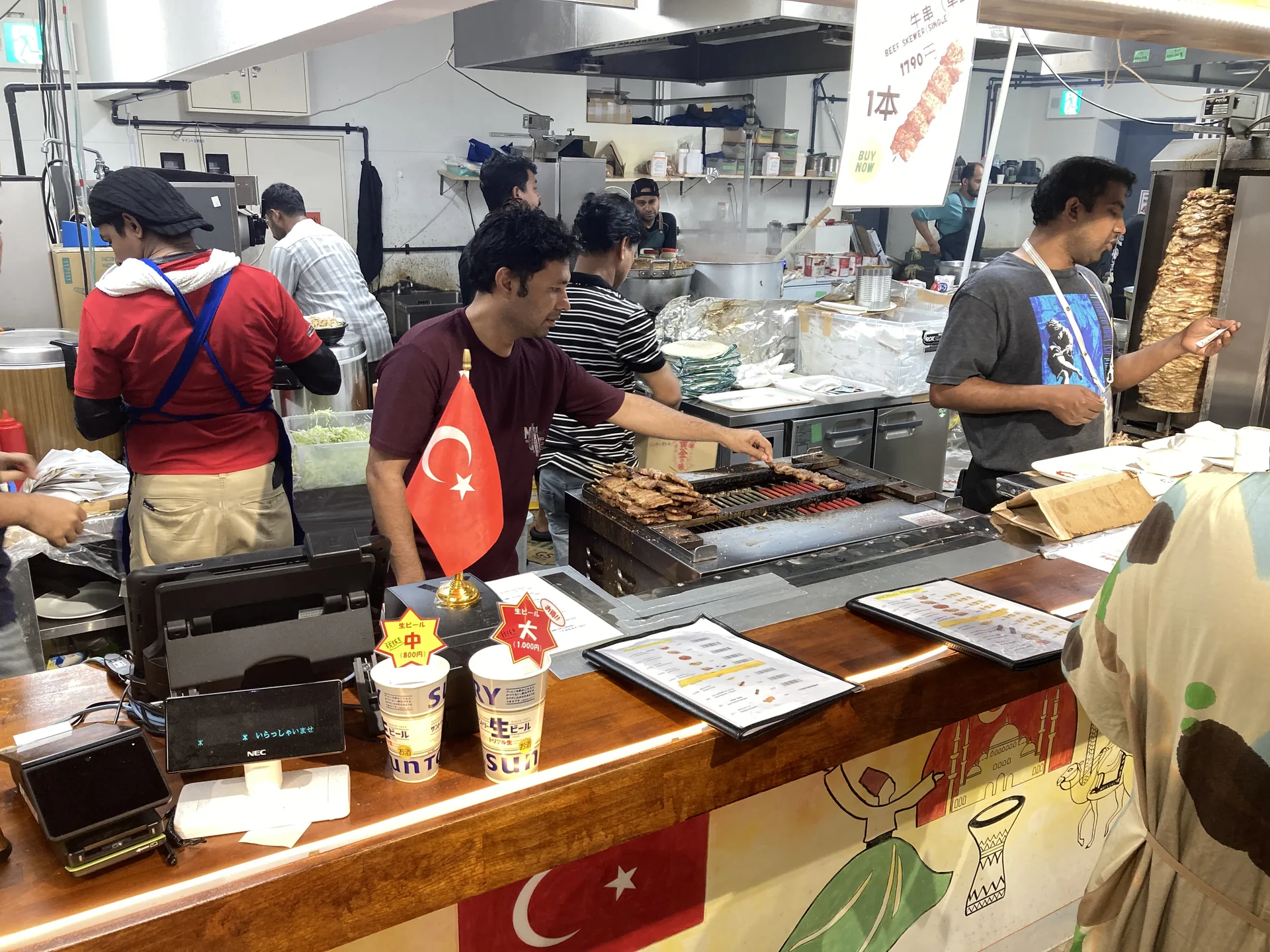 トルコ料理のキッチンカー、ドネルケバブを削るスタッフ