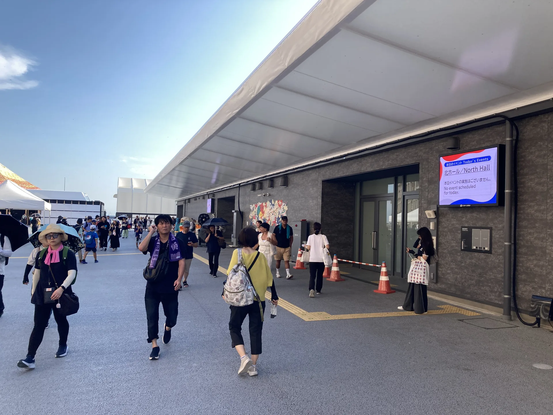 WASSE 北ホール外、『本日イベントの実施はございません』と表示されたデジタルサイネージ