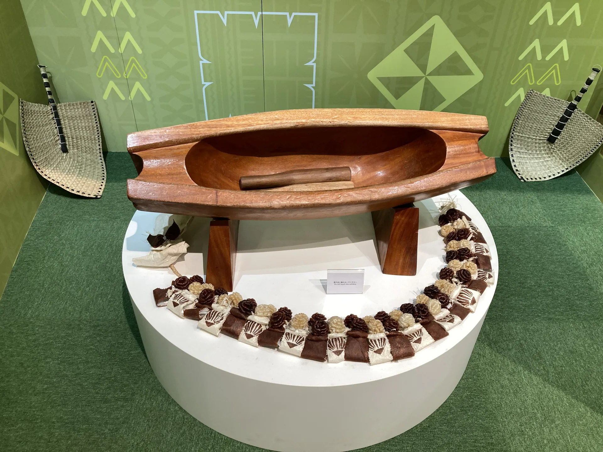 島嶼国の伝統舟とチョコレートの輸出品が並ぶ展示