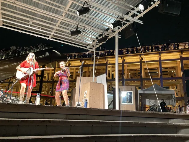 カナダナショナルデーの夜、光の広場〈雲のステージ〉で演奏するカナダ人アーティストのデュオ