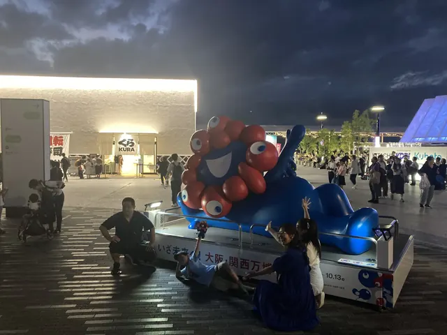 閉幕日が近づいた夢洲に置かれたミャクミャクのモニュメント