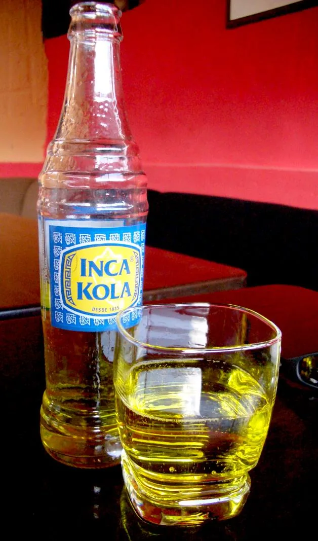 インカコーラのボトルとグラス