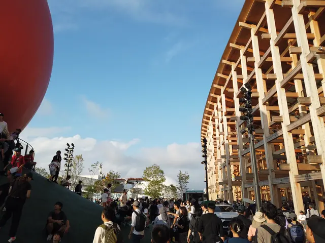 大阪・関西万博 大屋根リングと青空