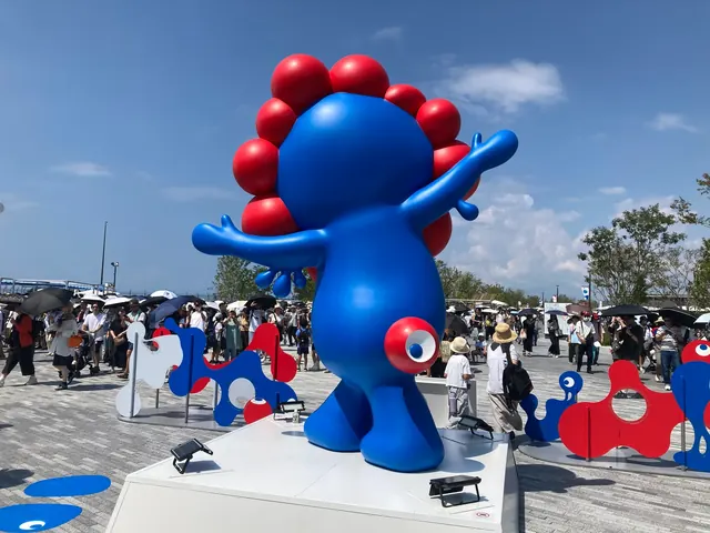 大阪・関西万博 ミャクミャク像と来場者