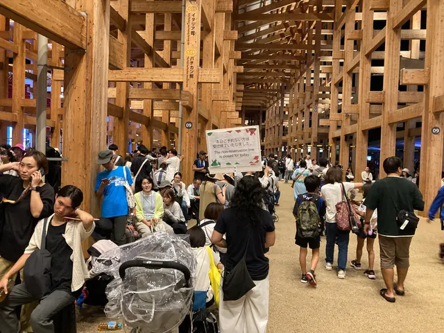 大阪・関西万博 大屋根リング下のにぎわい