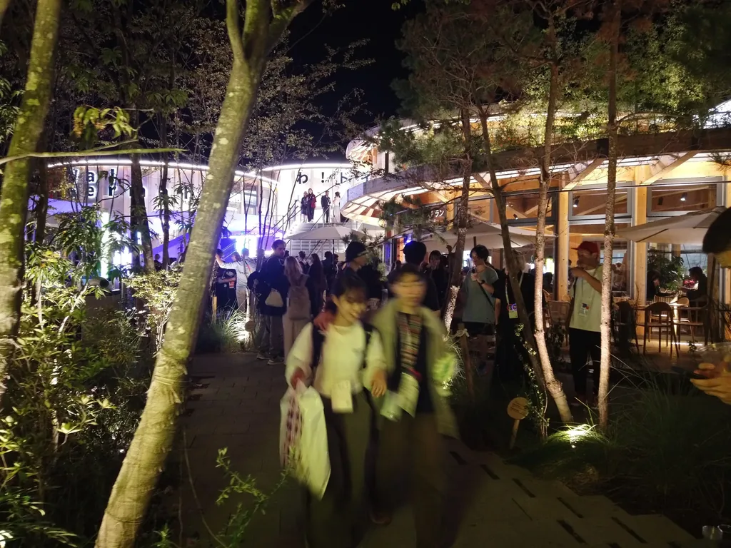 夜、ドイツパビリオンのレストラン前を彩る電飾の並木