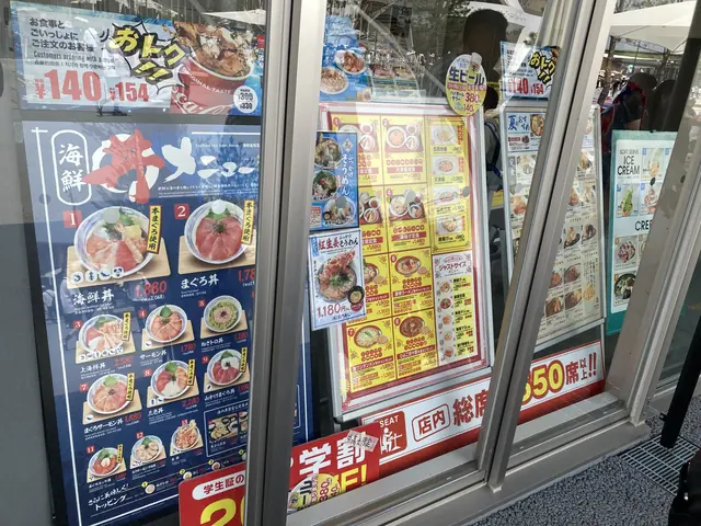海鮮丼の店頭メニューウインドウ