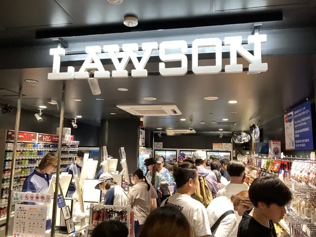 会場内 LAWSON の店内、混雑するレジ前