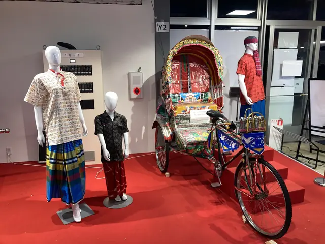 バングラデシュ館 民族衣装とリキシャの展示