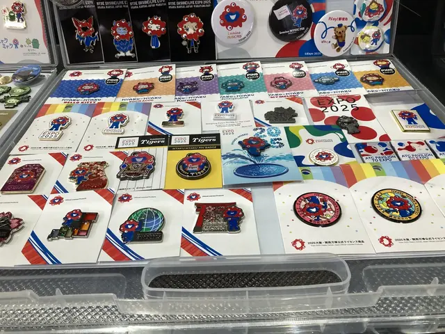 ミャクミャクの様々なポーズの限定バッジ